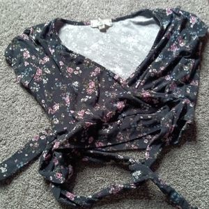 Floral crop top with tie middrift